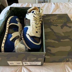 BRAND NEW Valentino army green suede sneakers💥